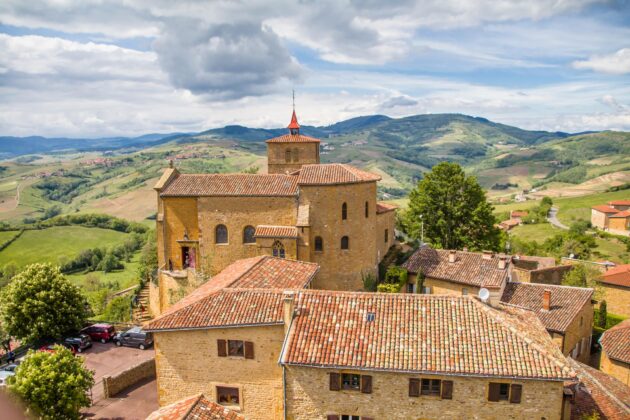 Vue panoramique sur le village médiéval d'Oingt dans la région du Beaujolais, célèbre pour ses bâtiments en pierres dorées et ses collines verdoyantes