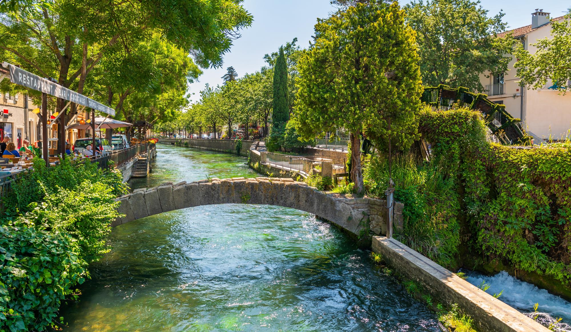 Vue pittoresque de la rivière Sorgue à L'Isle sur la Sorgue, France, le 23 mai 2024
