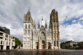 Vue printanière de la Cathédrale Notre-Dame de Rouen en Normandie, France, 2024