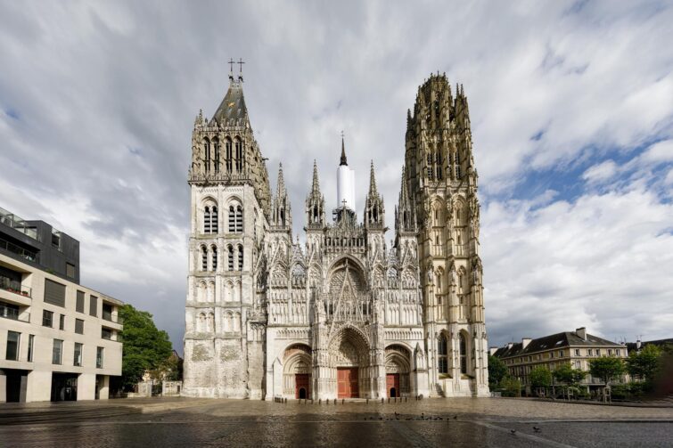 Vue printanière de la Cathédrale Notre-Dame de Rouen en Normandie, France, 2024