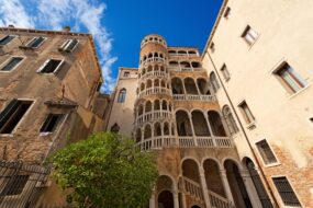 https://www.shutterstock.com/fr/image-photo/scala-contarini-del-bovolo-palace-city-408605860