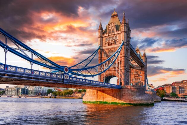 les tours néogothiques du Tower Bridge