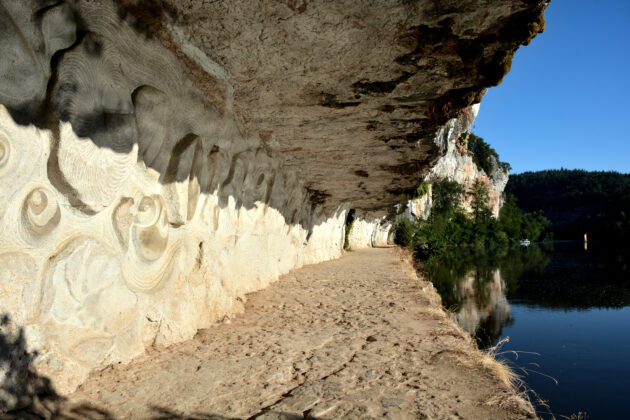 Ce sentier de randonnée sculpté dans la roche à 2 mètres du sol est une merveille à découvrir en Occitanie