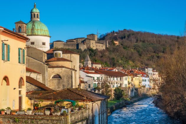 vue aérienne de Pontremoli en Italie, montrant la cathédrale et l'architecture médiévale