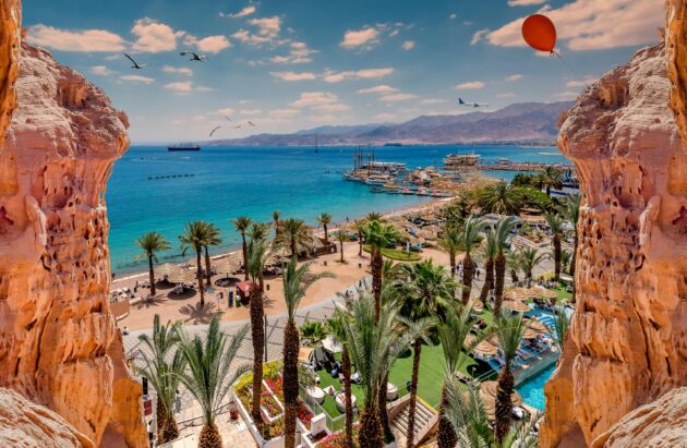 Aqaba, Jordanie - vue panoramique sur le port et la ville moderne avec des montagnes en arrière-plan