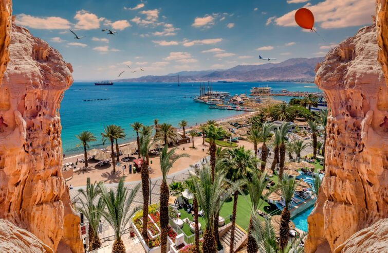 Aqaba, Jordanie - vue panoramique sur le port et la ville moderne avec des montagnes en arrière-plan