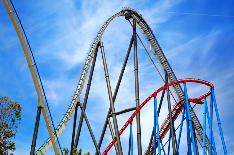 Attraction Shambhala à PortAventura World, Espagne, avec des montagnes russes et un ciel bleu clair
