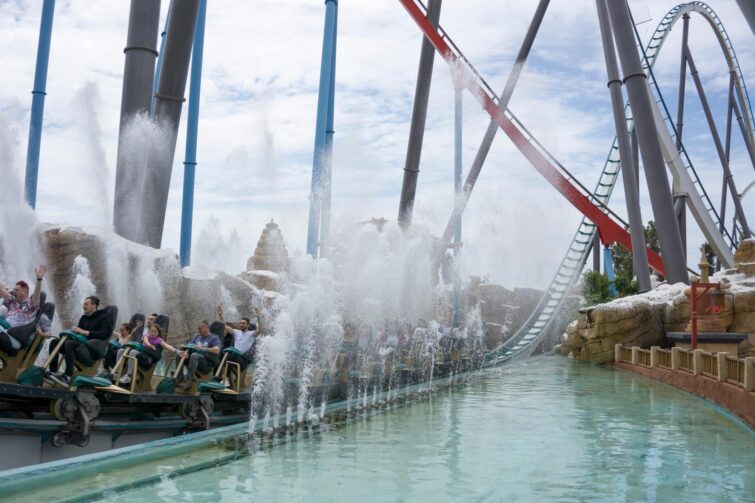 Attraction Shambhala à PortAventura World, près de Barcelone, Espagne