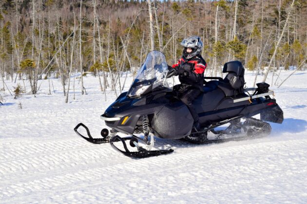 Balade en motoneige à Québec, Canada