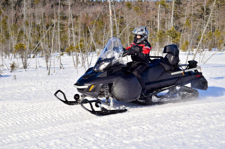 Balade en motoneige à Québec, Canada