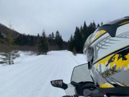 Balade en motoneige dans les Laurentides, Canada