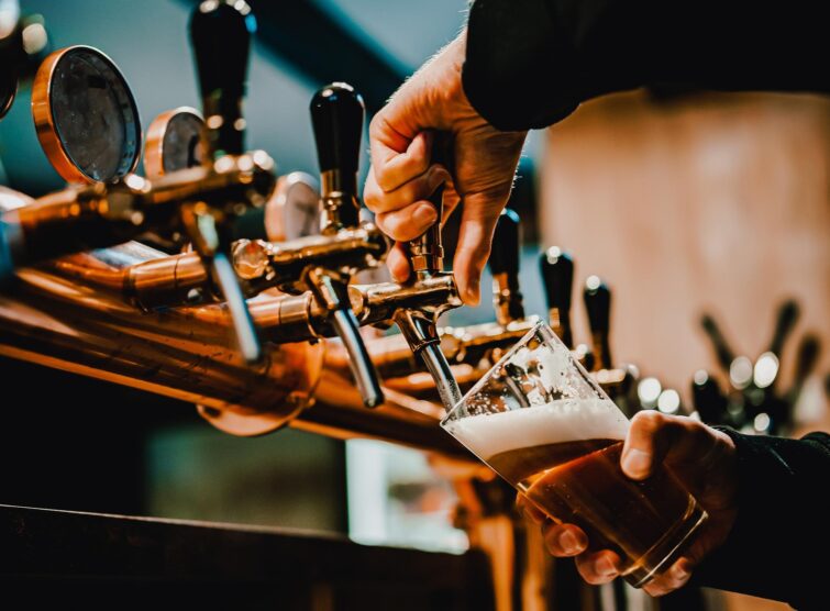 Barman servant une bière pression au Bar Rooster & Beer à Toulouse, France