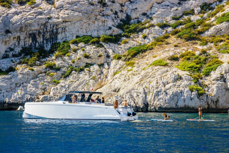 Bateau dans les calanques de Marseille