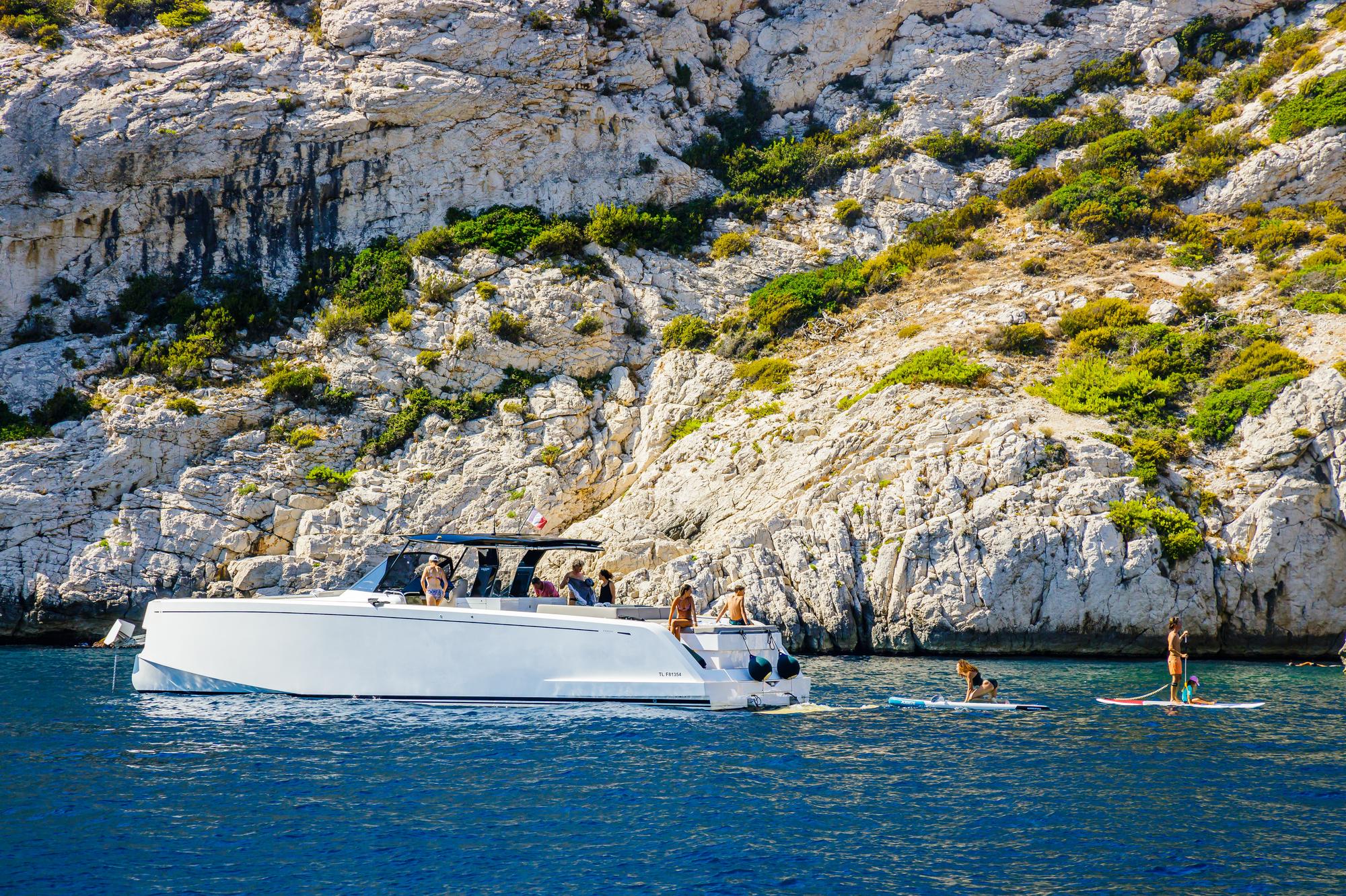 Bateau dans les calanques de Marseille