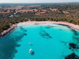Bateau de croisière depuis Ciutadella près d'une plage des Baléares