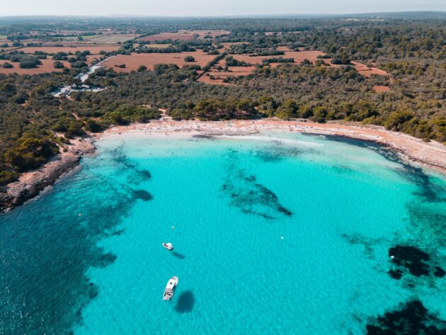 Bateau de croisière depuis Ciutadella près d'une plage des Baléares