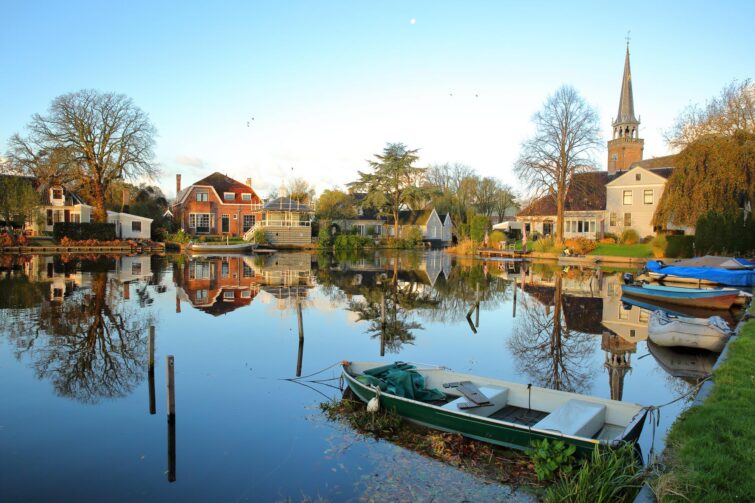 Broek in Waterland, petite ville avec maisons traditionnelles et canal en Hollande