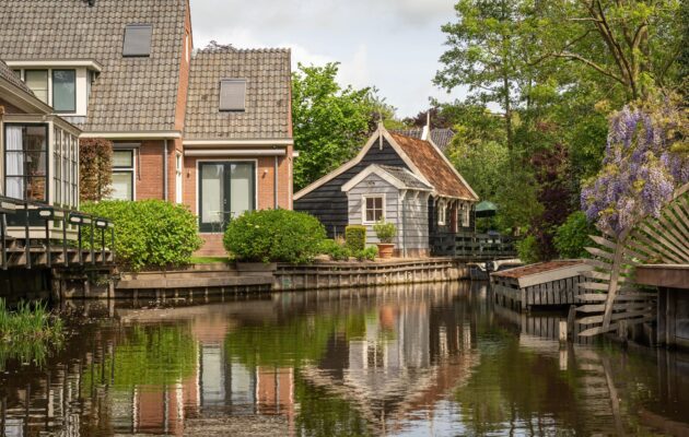 Canal dans le village hollandais de Broek in Waterland, populaire pour son architecture traditionnelle et ses canaux paisibles