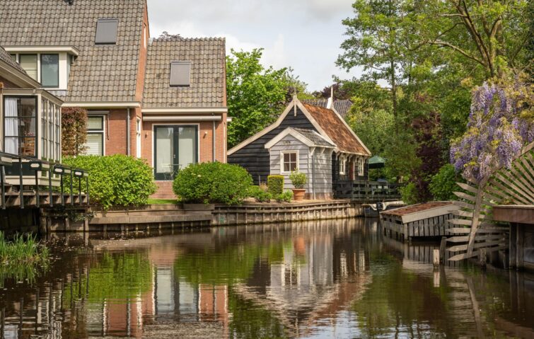 Canal dans le village hollandais de Broek in Waterland, populaire pour son architecture traditionnelle et ses canaux paisibles