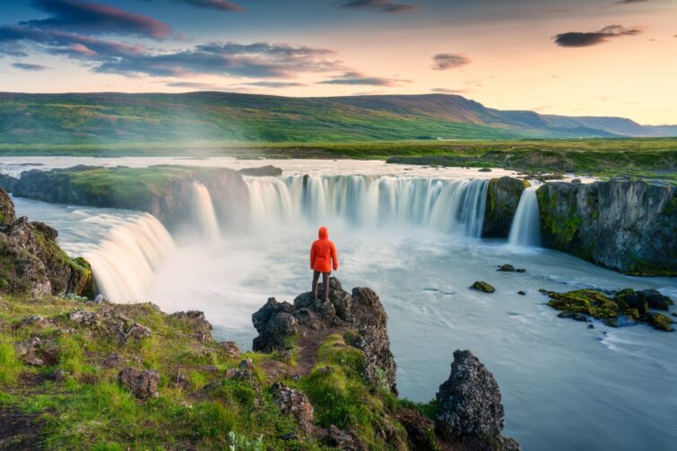 Cascade colorée de Godafoss en Islande au coucher du soleil
