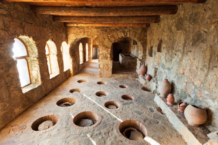 Cave à vin avec des Kvevris, pots traditionnels géorgiens, à l'ancien monastère de Nekresi, Géorgie