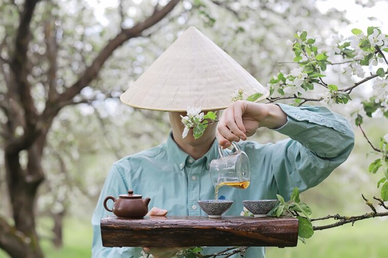 Cérémonie traditionnelle du thé en Asie avec des fleurs de printemps