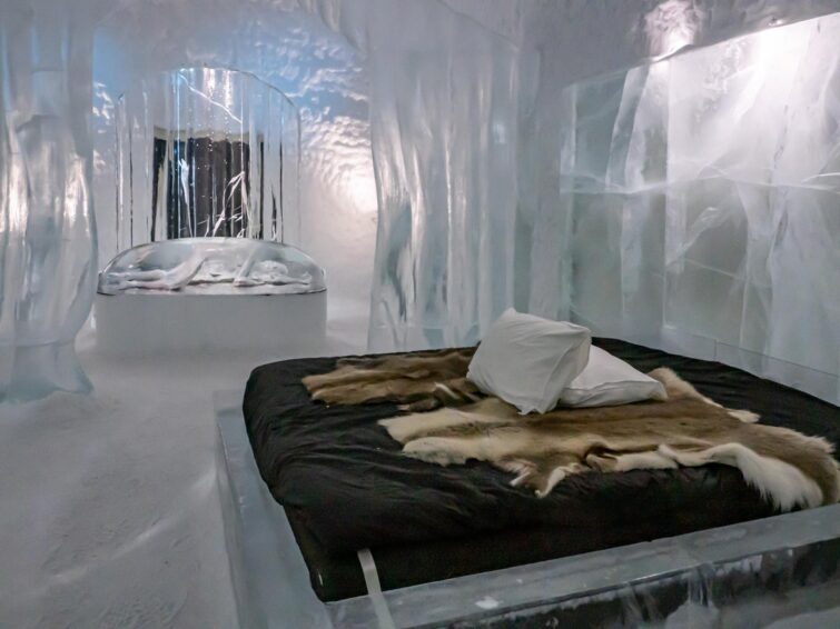 Chambre d'hôtel de glace à Jukkasjärvi, Laponie suédoise, avec décoration sculptée en glace