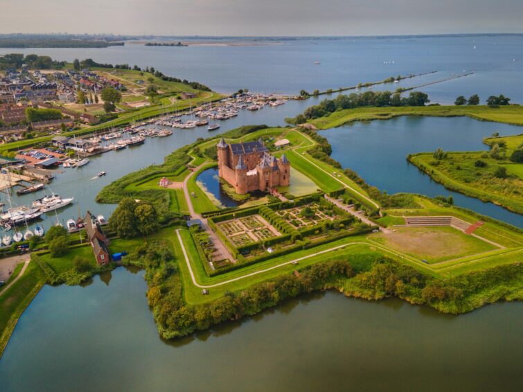 Château de Muiderslot à Muiden, Pays-Bas, vue extérieure sur fond de ciel clair