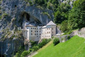Château de Predjama en Slovénie
