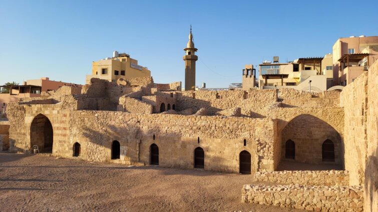 Citadelle d'Aqaba vue de l'intérieur, mettant en évidence son importance stratégique dans l'histoire