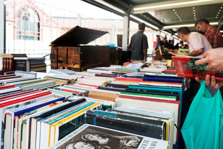 Clients faisant leurs achats au Mercat de Sant Antoni à Barcelone, Espagne
