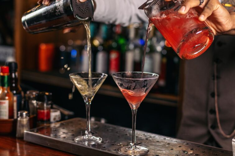 Cocktails stylés présentés par un barman professionnel au Bar La Maison à Toulouse, France
