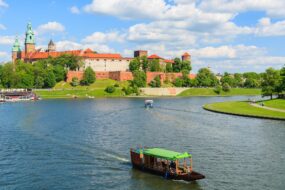 Croisière sur la Vistule à Cracovie avec le Château du Wawel en arrière-plan