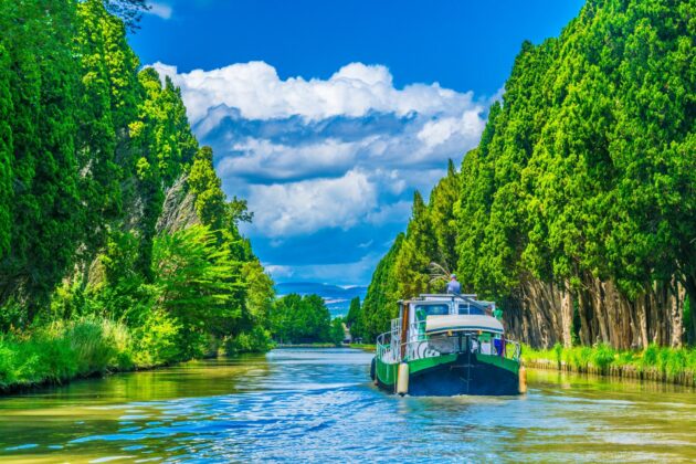 Croisière sur le canal du Midi près de Carcassonne