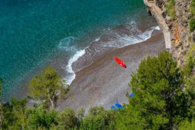 Découvrez des petites criques secrètes sur votre parcours en kayak le long de la côte amalfitaine