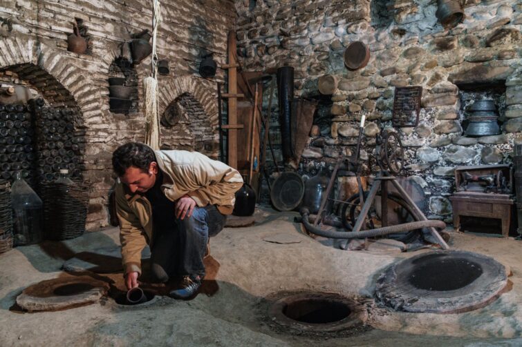 Dégustation de vin dans une cave souterraine de Nodari en Géorgie, région de Kakheti