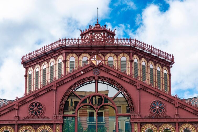 Facade du Mercat de Sant Antoni à Barcelone, montrant l'entrée et l'architecture du marché