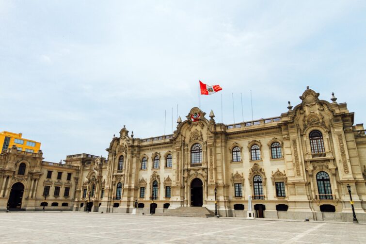Façade du palais présidentiel du Pérou à Lima avec un drapeau péruvien flottant