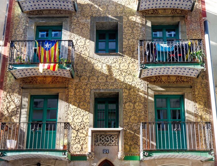 Façade d'un bâtiment appartement moderniste dans le quartier d'El Raval, symbolisant culture et diversité