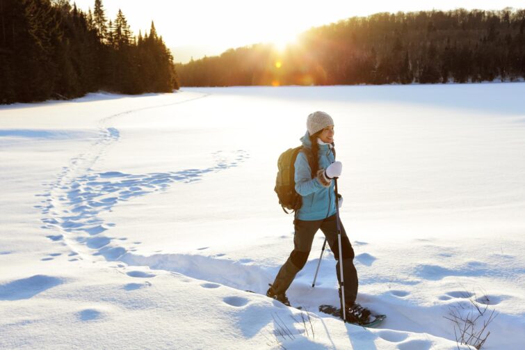 Femme randonnant en Laponie suédoise en hiver avec équipement de trekking