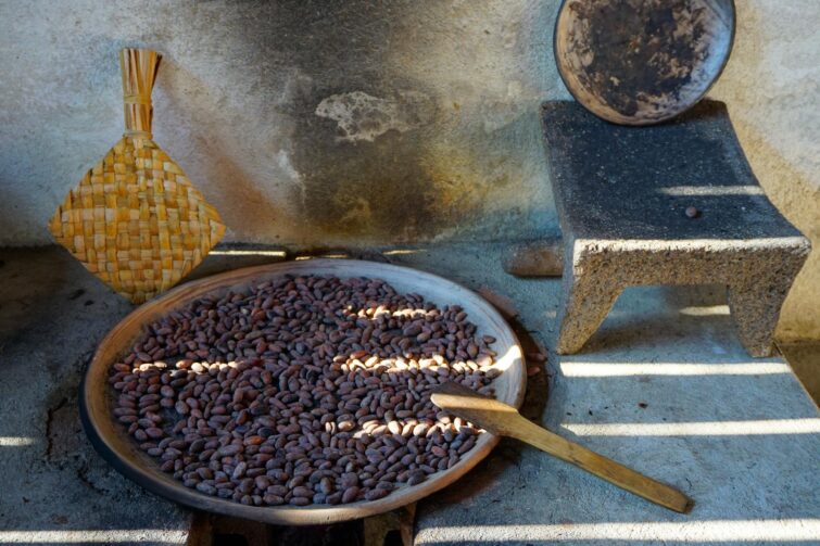 Fèves de cacao en cours de torréfaction sur un grill traditionnel
