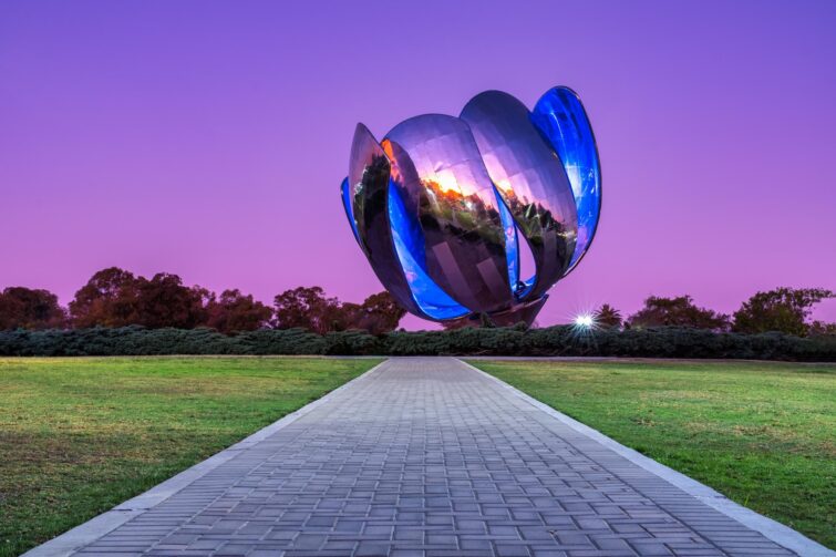 Floralis Genérica, sculpture monumentale en acier et aluminium, située à Buenos Aires, Argentine