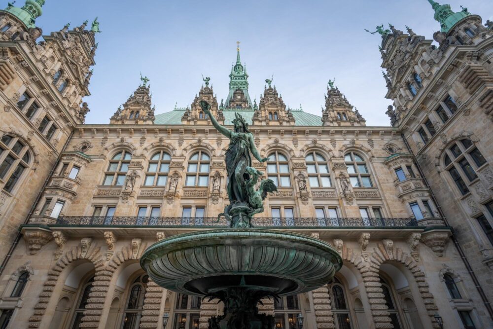 Fontaine dans la cour de l'hôtel de ville de Hambourg