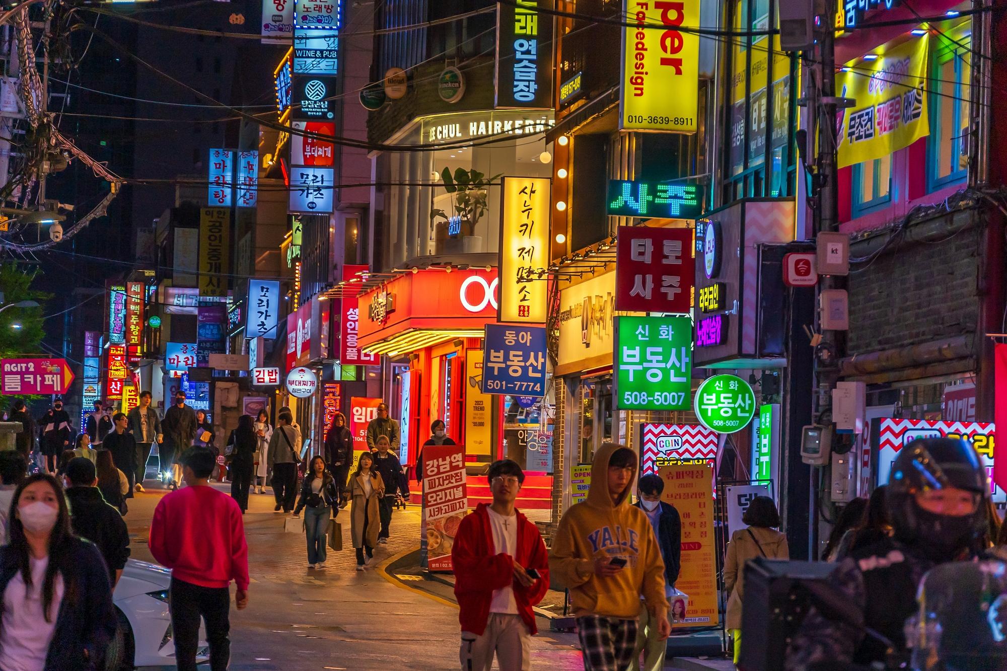 Foules dans le quartier nocturne de Gangnam à Séoul