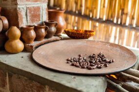 Gravure Maya sur rocher illustrant un rituel du cacao