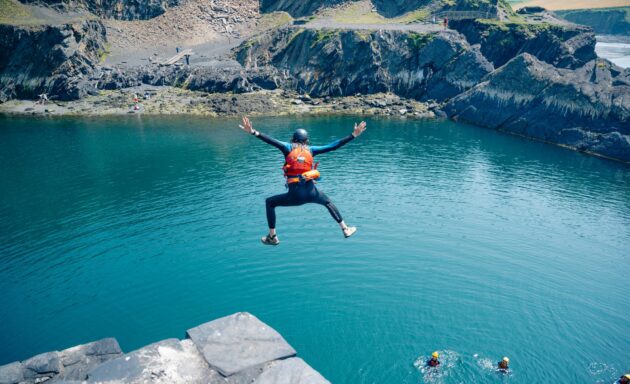 Homme faisant du coasteering