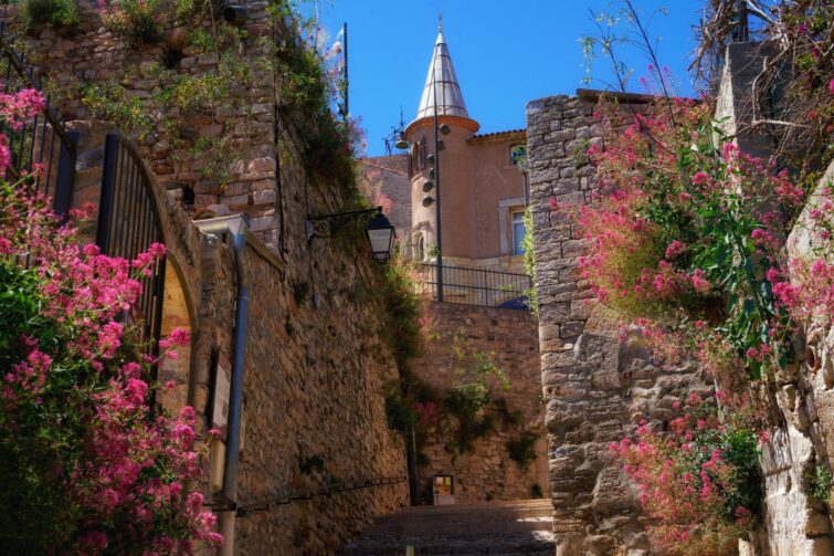 Hyères - Vieille ville de Provence avec ruelles et bâtiments anciens