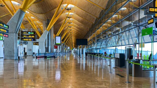 Intérieur de l'aéroport Adolfo Suárez Madrid-Barajas