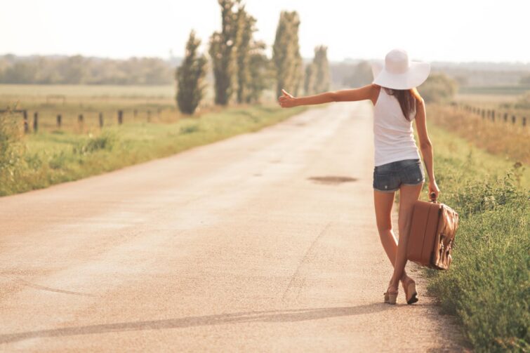Jeune voyageuse souriante avec sac à dos choisissant des modes de transport doux
