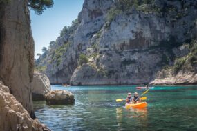 Kayak dans le Parc National des Calanques à Marseille
